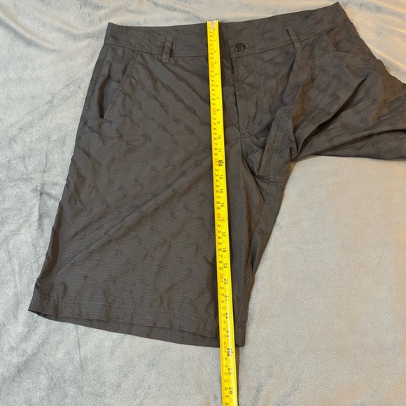 Lululemon Athletica Gray Men's Shorts
#1074 - Picture 3 of 6